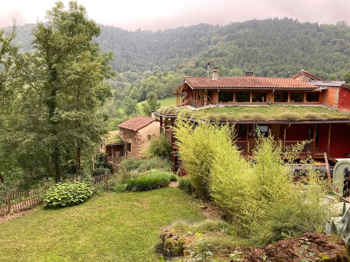 Een stenen huis tussen het groen in de Midi-Pyreneeën